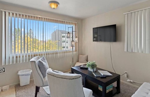 Cliff - Cannon Apartment | Dwntwn / Walk To Hospitals / Kitchen / WIFI & TV