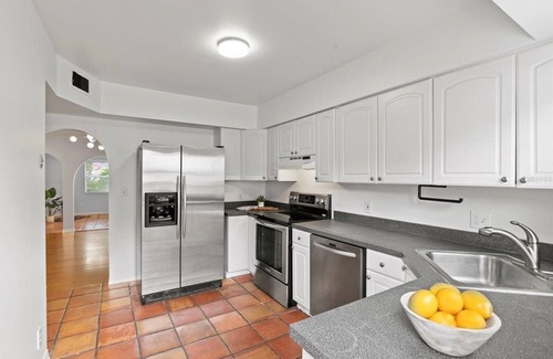 Delaney Park House | Dwtn/Rustic/House/Full Kitchen/Hot Tub/BIG Back Yard/[ALL 4 U]