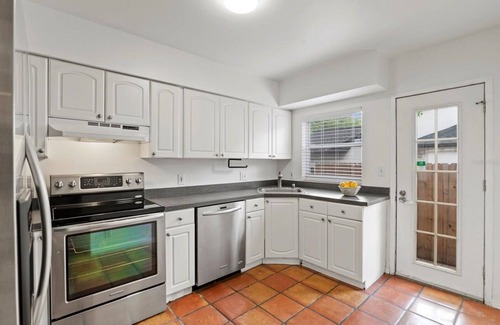 Delaney Park House | Dwtn/Rustic/House/Full Kitchen/Hot Tub/BIG Back Yard/[ALL 4 U]
