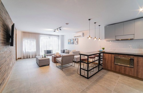 Granada Apartment | E201 - Spacious 2-bed/2-bath, A/C & Fast WiFi