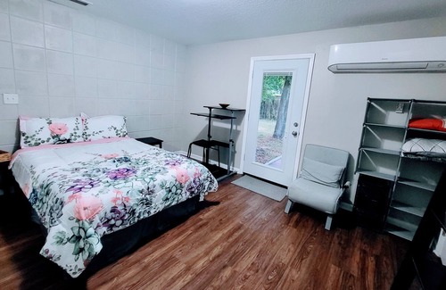 East Ybor House | E9th - Studio with kitchenette