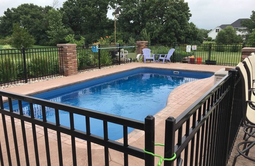 Butte Des Morts House | EAA 5 bedroom rental in quiet location with pool.