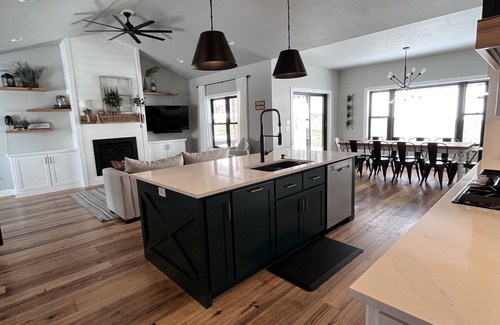 Larsen House | EAA Airventure housing! New modern house perfect for groups or families