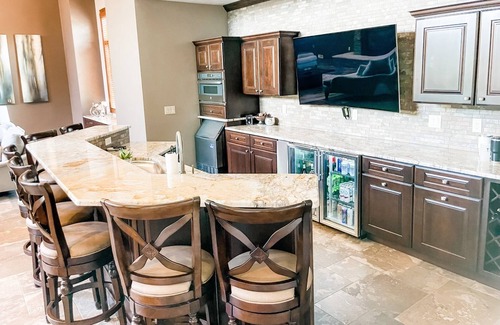 Butte Des Morts House | EAA Availability - Modern estate with entertaining space & inground pool