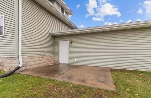 Oshkosh House | EAA Rental - Minutes away from EAA grounds and many food options.