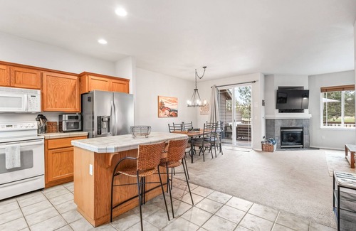 Redmond Condo | Eagle Crest Condo on Golf Course w/HOT TUB, Dogs Welcome!