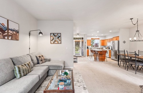 Redmond Condo | Eagle Crest Condo on Golf Course w/HOT TUB, Dogs Welcome!