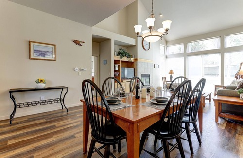 Redmond House | Eagle Crest Resort Townhome, Pool Access, Nearby Golf, Pickleball, Tennis, Large patio, Fireplace