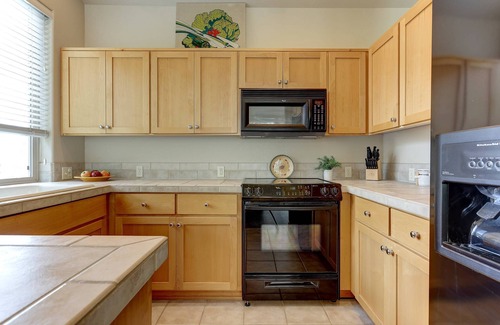 Redmond House | Eagle Crest Resort Townhome, Pool Access, Nearby Golf, Pickleball, Tennis, Large patio, Fireplace