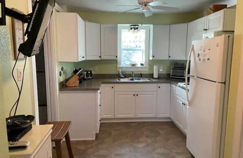 Hatteras House | Eagle Pass Cabina- Unique Cabin Perfect for Two!