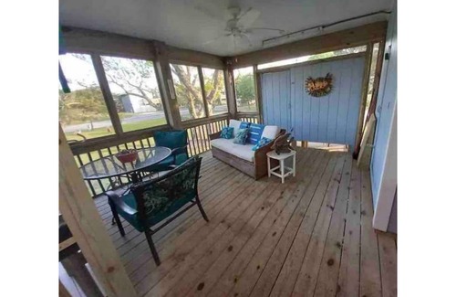 Hatteras House | Eagle Pass Cabina- Unique Cabin Perfect for Two!