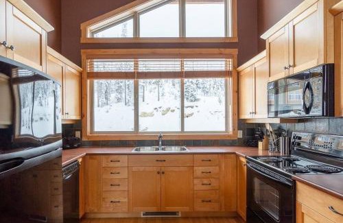 Snow Pine Estates Ski Chalet | Eagle Ridge Pet-Friendly Chalet