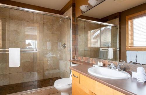 Snow Pine Estates Ski Chalet | Eagle Ridge Pet-Friendly Chalet