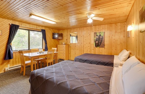 Eagle Rock Apartment | Eagle Rock Oasis: Community Pool & Picnic Tables
