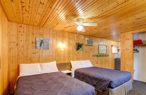 Eagle Rock Apartment | Eagle Rock Oasis: Community Pool & Picnic Tables
