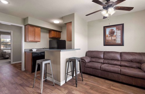 Kenedy Hotel | Eagle's Den Suites Kenedy a Travelodge by Wyndham