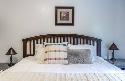 Paradise Estates Cabin | Eagle's Glen: 3BR Rainier family getaway. Kids & pets friendly BY Betterstay