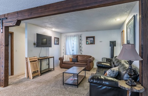 Paradise Estates Cabin | Eagle's Glen: 3BR Rainier family getaway. Kids & pets friendly BY Betterstay