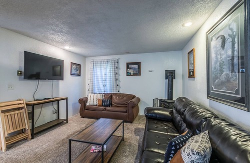 Paradise Estates Cabin | Eagle's Glen: 3BR Rainier family getaway. Kids & pets friendly BY Betterstay
