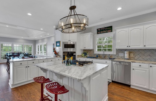 Jasper House | "Eagle's Landing" - 70" 4K HD TV w/surround sound, perfect for a family movie night!