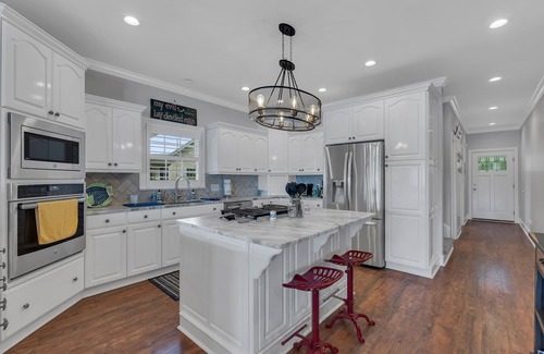 Jasper House | "Eagle's Landing" - 70" 4K HD TV w/surround sound, perfect for a family movie night!