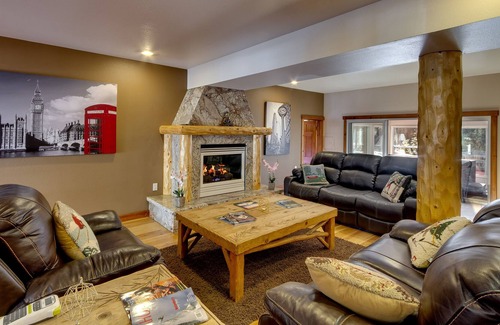 Skyland House | Eagle's Landing Family & Pet Friendly with Private Hot Tub, Sleeps 10