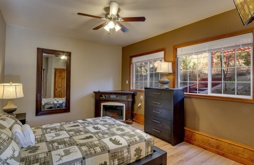 Skyland House | Eagle's Landing Family & Pet Friendly with Private Hot Tub, Sleeps 10
