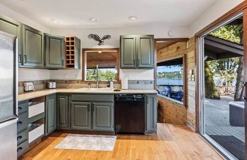 Gig Harbor House | Eagle's Lookout Lodge w/Hot Tub