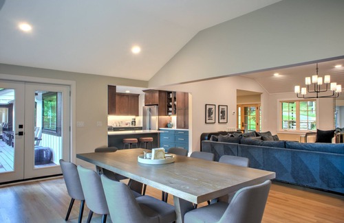 Fairview House | Eagle's View: Where Modern Comfort Meets Mountain Majesty