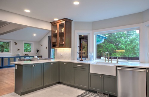 Fairview House | Eagle's View: Where Modern Comfort Meets Mountain Majesty