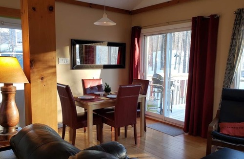 Les Collines-de-l'Outaouais Regional County Municipality Ski Chalet | EAGLE VIEW | Cozy ski-side chalet for all seasons | 25 Mins From Ottawa