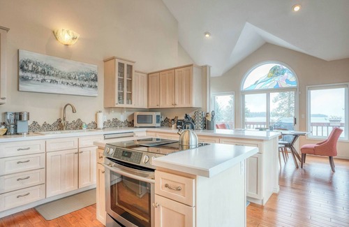 Lakeside House | Eagle View Escape - Private Lakefront Estate
