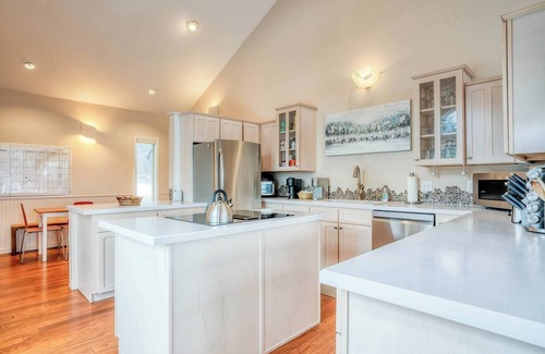 Lakeside House | Eagle View Escape - Private Lakefront Estate