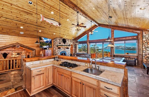 Castle Glen Estates Cabin | Eagle View Lodge by Destination Big Bear: Beautiful Custom-Built Luxury Lakeview Cabin Located in Castle Glen Estates! Spa!Pool Table! Air Conditioning Throughout Home!