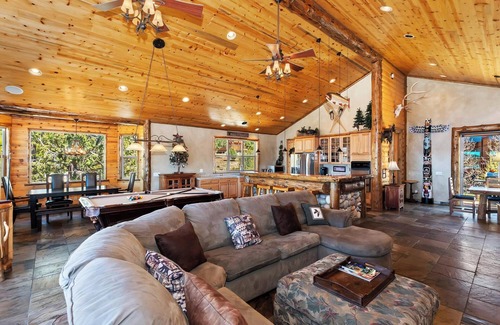 Castle Glen Estates Cabin | Eagle View Lodge by Destination Big Bear: Beautiful Custom-Built Luxury Lakeview Cabin Located in Castle Glen Estates! Spa!Pool Table! Air Conditioning Throughout Home!
