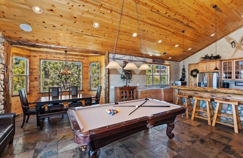 Castle Glen Estates Cabin | Eagle View Lodge by Destination Big Bear: Beautiful Custom-Built Luxury Lakeview Cabin Located in Castle Glen Estates! Spa!Pool Table! Air Conditioning Throughout Home!