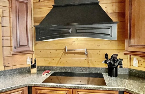 Helmsburg Cabin | Eagles Nest Lodge - Ultimate Vacation Destination!