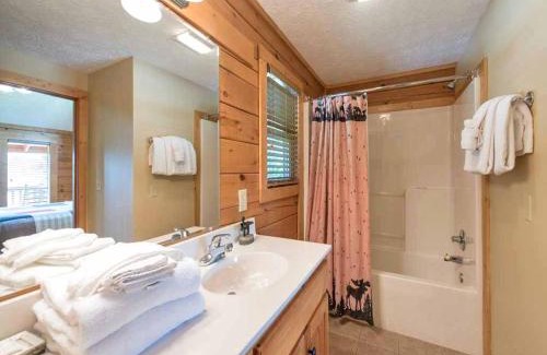 Black Bear Falls House | Eagles Point Lodge