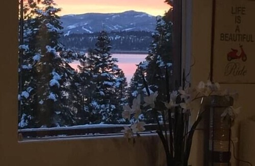 Tahoe Vista Ski Chalet | Eagles Tahoe Chalet Panoramic Lake Views & HotTub