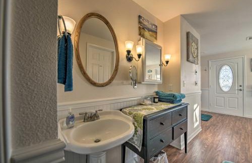 Ocean Shores Apartment | Eagles View Condo in Ocean Shores with 3 Balconies