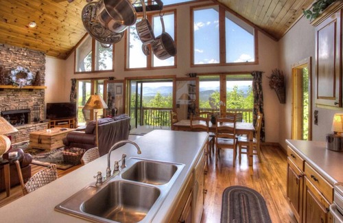Helen Cabin | Eagles View- Mount Yonah Cabin, Stunning Mtn Views, Pool Table and Fireplace