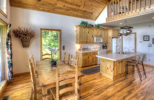 Helen Cabin | Eagles View- Mount Yonah Cabin, Stunning Mtn Views, Pool Table and Fireplace