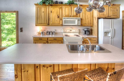 Helen Cabin | Eagles View- Mount Yonah Cabin, Stunning Mtn Views, Pool Table and Fireplace