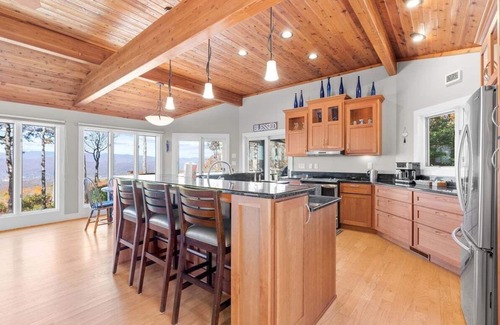 Pisgah Forest House | Eagleview 42 Acre Mountain Top w/free Biltmore Pass