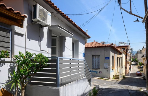 Kalamata Apartment | Earth house remodeled in a traditional area close to the main square of kalamata
