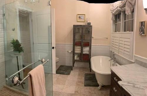 East Chop House | East Chop Waterview Farmhouse Sanitary & Serene