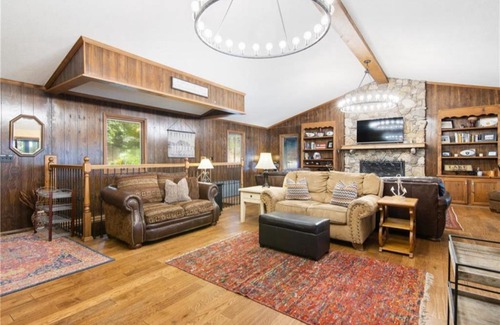 Six Mile House | East Cove Traditional Lake Keowee Lodge