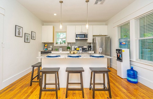 South Central Houston House | East Downtown Private Restored Historic Apartment