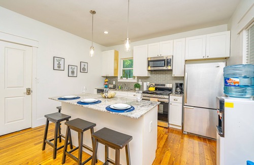 South Central Houston House | East Downtown Private Restored Historic Apartment