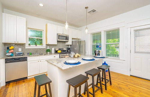 South Central Houston House | East Downtown Private Restored Historic Apartment